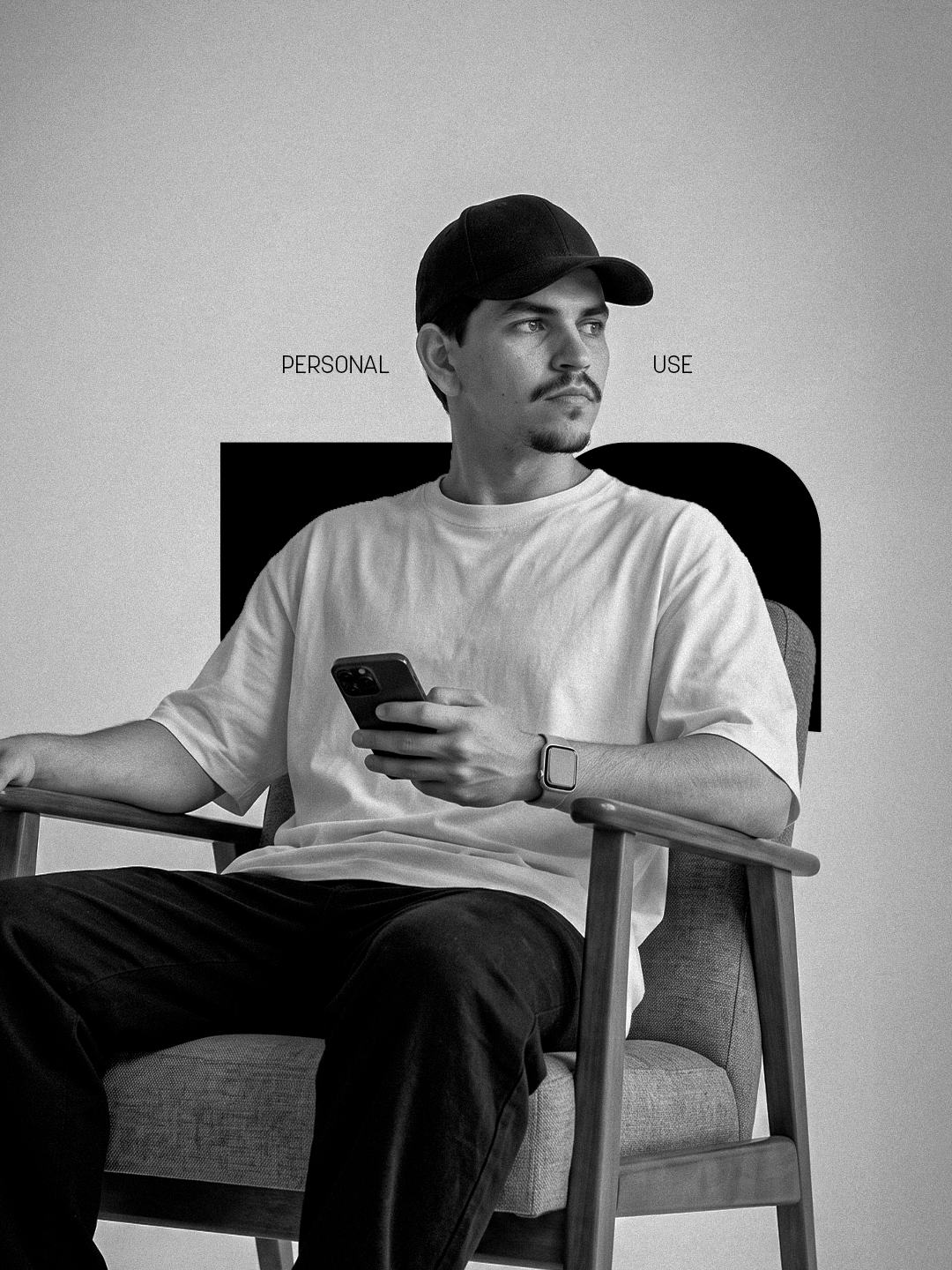 Eudes Araújo sentado em uma poltrona, em retrato preto e branco